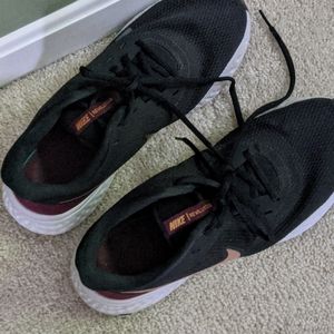 Nike revolution tennis shoes